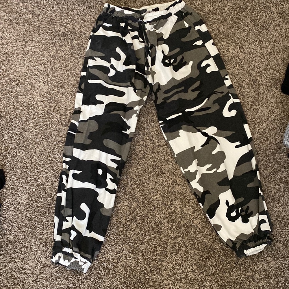 black camo khaki jogger, size small